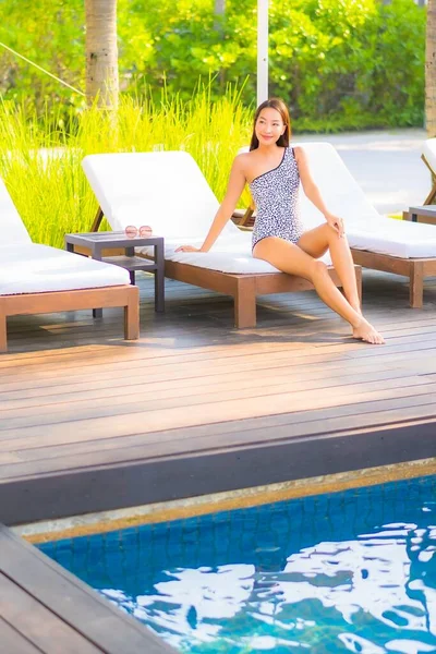 아름다운 여성이 리조트 호텔에서 수영장에서 여가를 즐기며 미소를 짓는다 — 스톡 사진