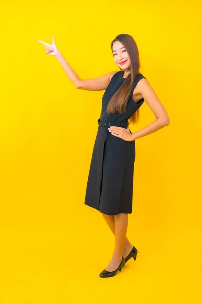 Portret Piękny Młody Azjatycki Biznes Kobieta Uśmiech Akcja Żółty Kolor — Zdjęcie stockowe