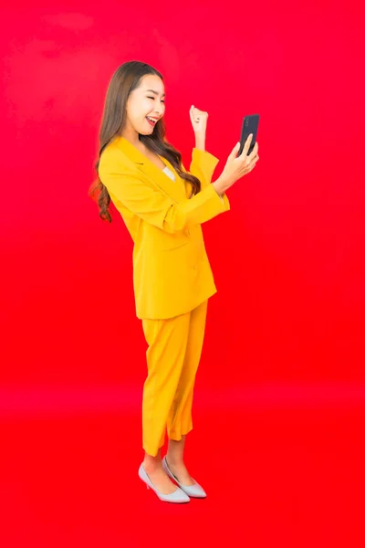 Portret Piękny Młody Biznes Azji Kobieta Używać Inteligentny Telefon Komórkowy — Zdjęcie stockowe