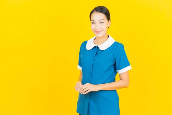 Retrato Hermosa Joven Asiática Mujer Mucama Limpieza Sonrisa Con Acción — Foto de Stock