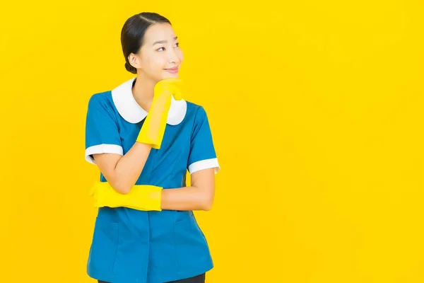 Portret Mooie Jonge Aziatische Vrouw Meid Huishouding Glimlach Met Actie — Stockfoto