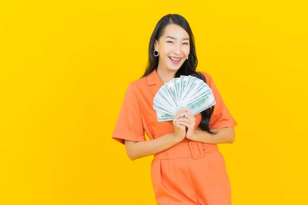 Retrato Hermosa Joven Asiática Mujer Sonrisa Con Montón Dinero Efectivo — Foto de Stock