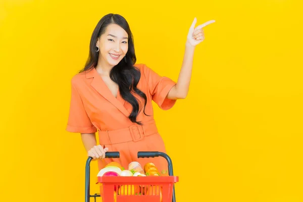 Retrato Hermosa Joven Asiática Mujer Sonrisa Con Cesta Supermercado Color — Foto de Stock