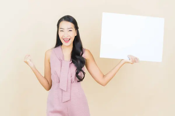 Portret Mooie Jonge Aziatische Vrouw Met Lege Witte Billboard Kleur — Stockfoto