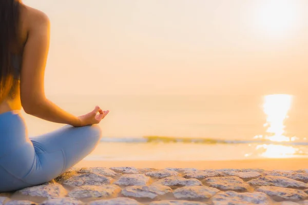 Retrato Jovem Mulher Asiática Fazer Meditação Torno Mar Praia Oceano — Fotografia de Stock