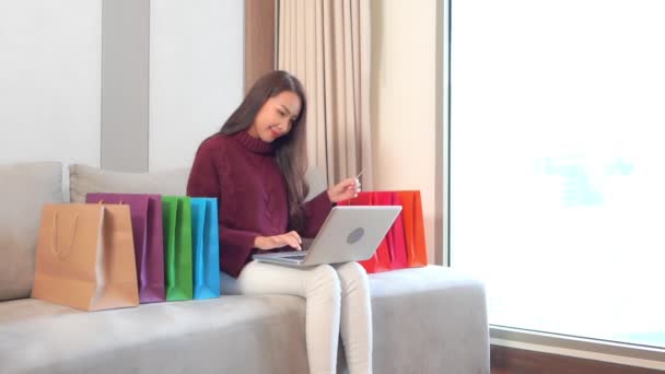 Zdjęcia Pięknej Azjatyckiej Kobiety Pracującej Laptopem — Wideo stockowe