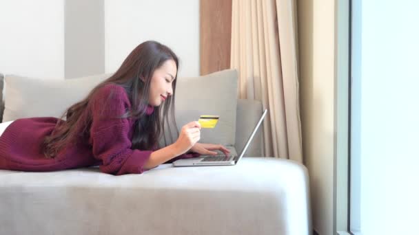 Metraje Hermosa Mujer Asiática Trabajando Con Ordenador Portátil — Vídeos de Stock