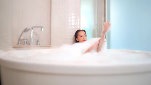 Güzel Asyalı Kadının Sabun Köpüğüyle Banyo Yaptığı Görüntüler — Stok video