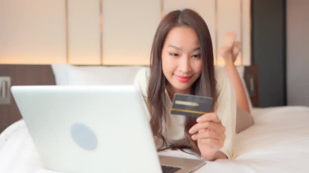 Záběry Krásné Asijské Ženy Dělat Shopping Notebookem Kreditní Kartou — Stock video