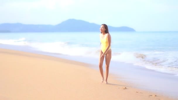 Πλάνα Ασιάτισσας Γυναίκας Στην Παραλία Κατά Διάρκεια Των Καλοκαιρινών Διακοπών — Αρχείο Βίντεο