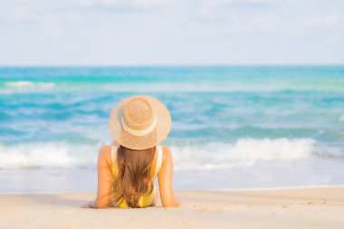 Güzel bir Asyalı kadının portresi. Rahatlayın. Plaj okyanusunda tatil yaparken gülümseyin.