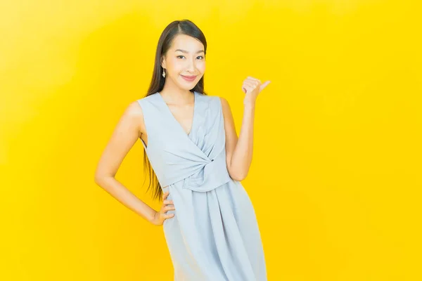 Retrato Hermosa Joven Asiática Mujer Sonrisa Con Acción Color Fondo —  Fotos de Stock