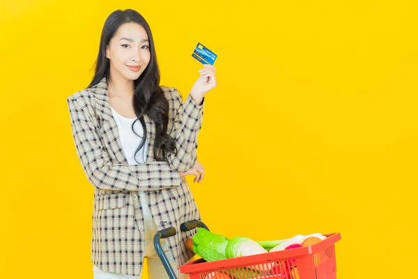 Portrait Belle Jeune Femme Asiatique Sourire Avec Panier Épicerie Supermarché — Photo