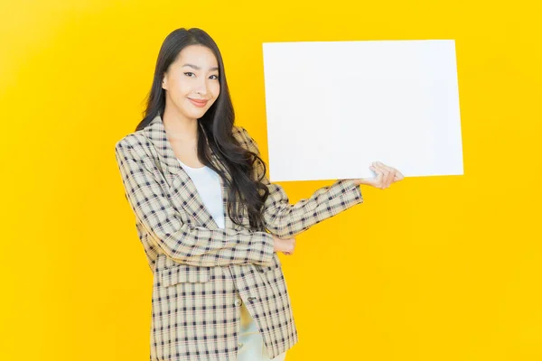 Ritratto Bella Giovane Donna Asiatica Con Cartellone Bianco Vuoto Sfondo — Foto Stock