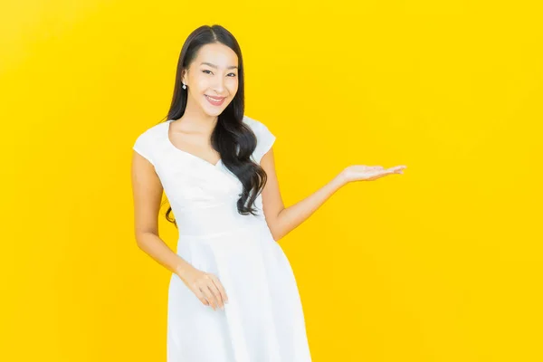 Πορτρέτο Όμορφη Νεαρή Ασιατική Γυναίκα Χαμόγελο Δράση Κίτρινο Χρώμα Φόντο — Φωτογραφία Αρχείου