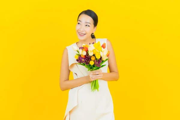 Πορτρέτο Όμορφη Νεαρή Ασιατική Γυναίκα Χαμόγελο Λουλούδι Κίτρινο Χρώμα Φόντο — Φωτογραφία Αρχείου