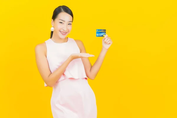 Retrato Bonito Jovem Asiático Mulher Sorriso Com Cartão Crédito Cor — Fotografia de Stock
