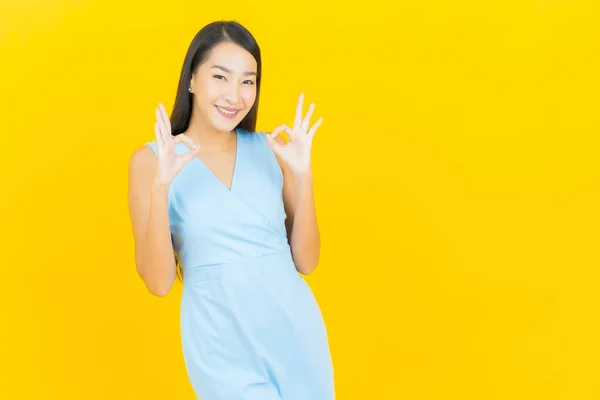 Portret Mooie Jonge Aziatische Vrouw Glimlach Met Actie Gele Kleur — Stockfoto