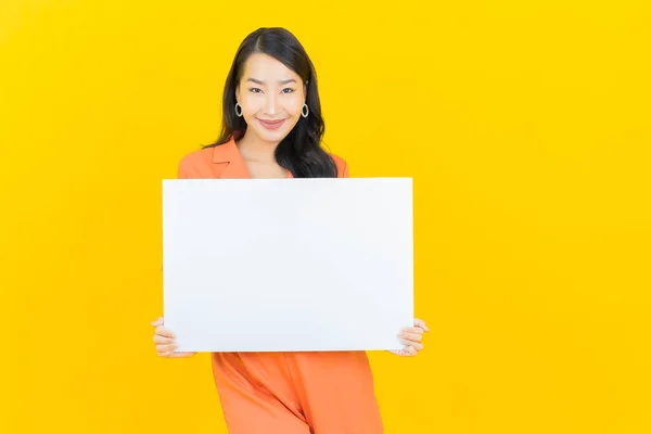 Asyalı Güzel Bir Kadının Portresi Sarı Arka Planda Boş Beyaz — Stok fotoğraf