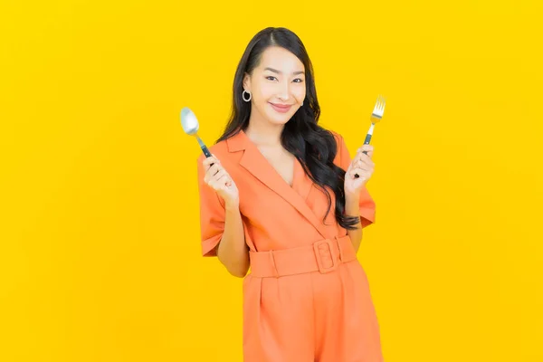 Portrett Vakker Ung Asiatisk Kvinne Smiler Med Skje Gaffel Gul – stockfoto