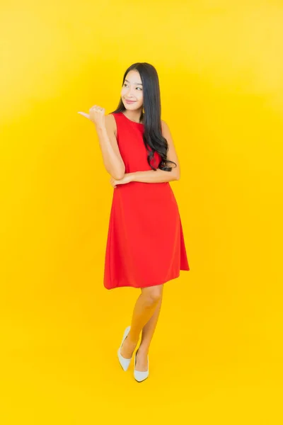 아름다운 아시아 여인의 초상화에 노란색 배경에 행동으로 — 스톡 사진