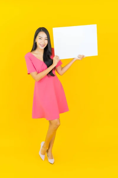 Portret Mooie Jonge Aziatische Vrouw Glimlach Met Lege Witte Billboard — Stockfoto