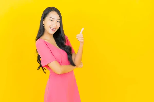 Portret Mooie Jonge Aziatische Vrouw Glimlach Met Actie Gele Kleur — Stockfoto