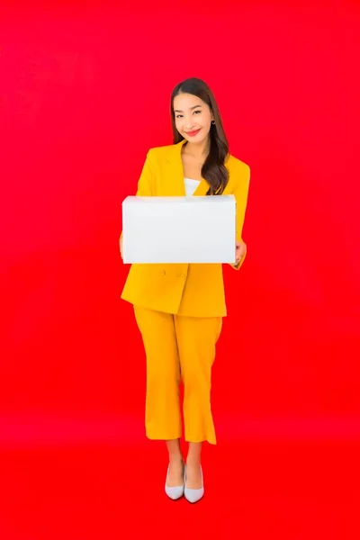 Retrato Hermosa Joven Mujer Asiática Con Caja Cartón Listo Para — Foto de Stock