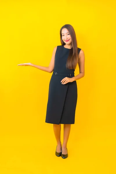 Porträtt Vacker Ung Asiatisk Affärskvinna Leende Med Åtgärder Gul Färg — Stockfoto
