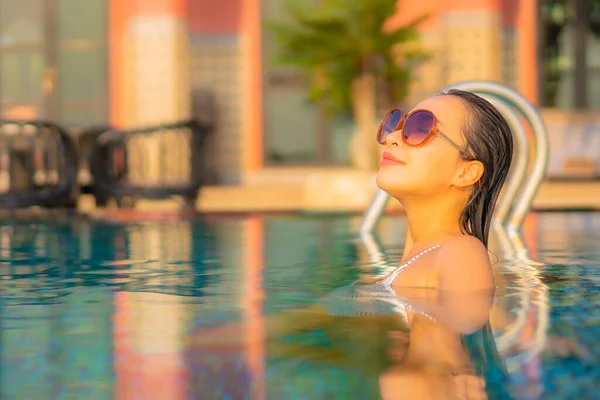 Retrato Bonito Jovem Asiático Mulher Relaxar Sorriso Desfrutar Lazer Torno — Fotografia de Stock