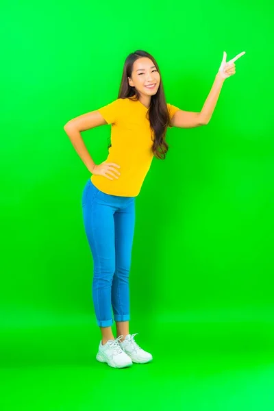 Portret Mooie Jonge Aziatische Vrouw Glimlach Met Actie Groen Geïsoleerde — Stockfoto