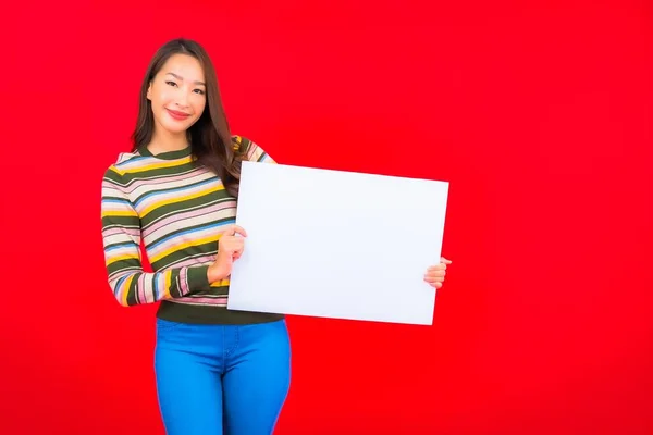 Retrato Bela Jovem Mulher Asiática Com Branco Vazio Outdoor Fundo — Fotografia de Stock