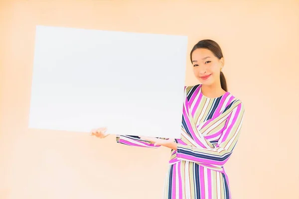 Portret Mooie Jonge Aziatische Vrouw Tonen Leeg Wit Billboard Kleur — Stockfoto