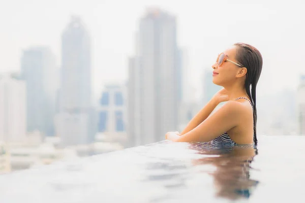 Retrato Hermosa Joven Asiática Mujer Relajarse Sonrisa Disfrutar Ocio Alrededor — Foto de Stock