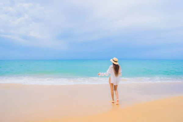 Ritratto Bella Giovane Donna Asiatica Relax Svago Sorriso Intorno Spiaggia — Foto Stock