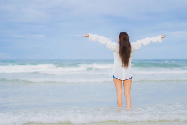 Ritratto Bella Giovane Donna Asiatica Rilassarsi Sorriso Intorno Spiaggia Mare — Foto Stock