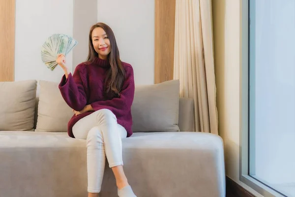 Retrato Bela Jovem Mulher Asiática Com Monte Dinheiro Dinheiro Sofá — Fotografia de Stock