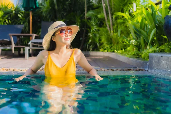 Retrato Hermosa Joven Mujer Asiática Relajarse Sonrisa Feliz Alrededor Piscina — Foto de Stock