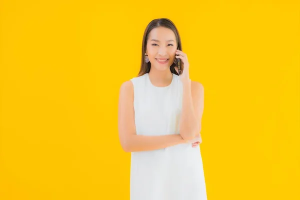 Portret Mooie Jonge Aziatische Vrouw Met Slimme Mobiele Telefoon Geel — Stockfoto