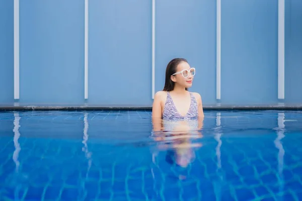 Portret Mooie Jonge Aziatische Vrouw Ontspannen Glimlach Rond Openlucht Zwembad — Stockfoto