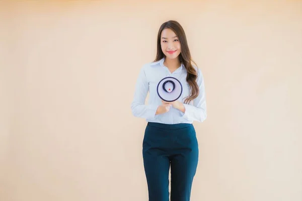 Portret Mooie Jonge Aziatische Zakenvrouw Met Megafoon Voor Cummunicatie Geïsoleerde — Stockfoto