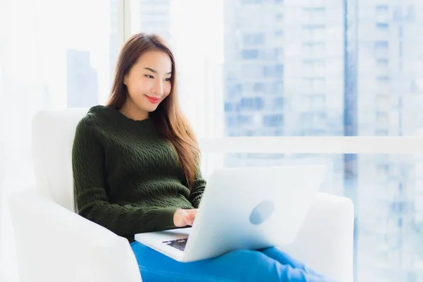 Porträt Schöne Junge Asiatische Frau Mit Laptop Und Kaffeetasse Auf — Stockfoto