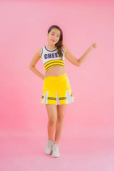 Portret Mooie Jonge Aziatische Vrouw Cheerleader Roze Geïsoleerde Achtergrond — Stockfoto