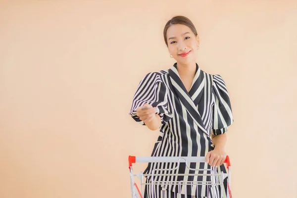 ショッピング食料品のためのショッピングカートと肖像美しい若いアジアの女性 — ストック写真