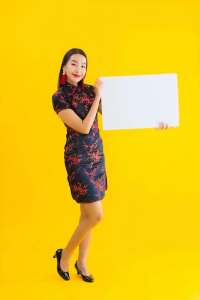 Portret Mooi Jong Aziatisch Vrouw Dragen Chinese Jurk Tonen Wit — Stockfoto