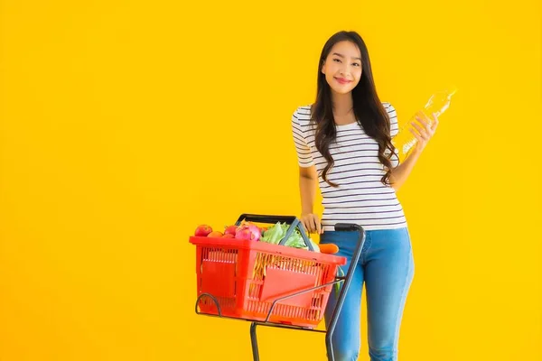 Retrato Hermosa Joven Asiática Mujer Compras Tienda Comestibles Supermercado Carro —  Fotos de Stock