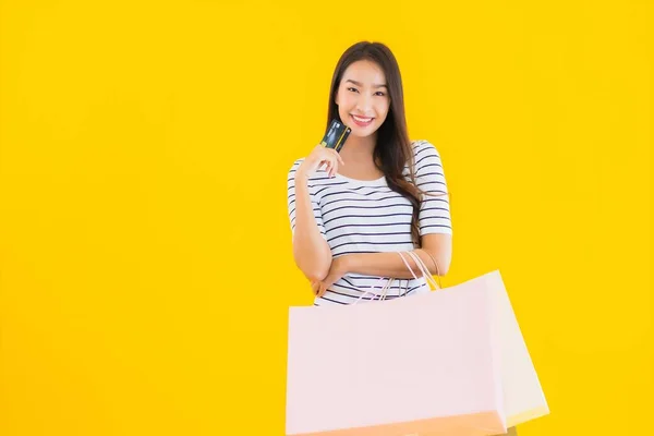 Retrato Bela Jovem Mulher Asiática Com Saco Compras Colorido Cartão — Fotografia de Stock