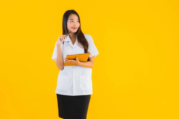 Retrato Bonito Jovem Asiático Médico Mulher Com Vazio Branco Bordo — Fotografia de Stock