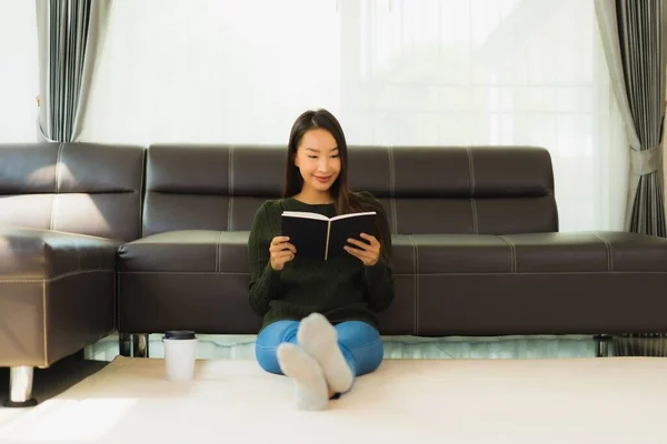 Retrato Hermosa Joven Asiática Mujer Leer Libro Con Taza Café — Foto de Stock