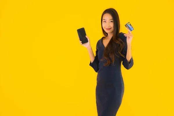 Akıllı Cep Telefonu Cep Telefonu Kredi Kartı Sarısı Izole Bir — Stok fotoğraf